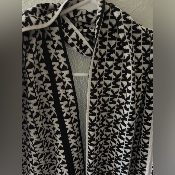 Michael Kors Scarf in Black & White - Picture 3 of 3